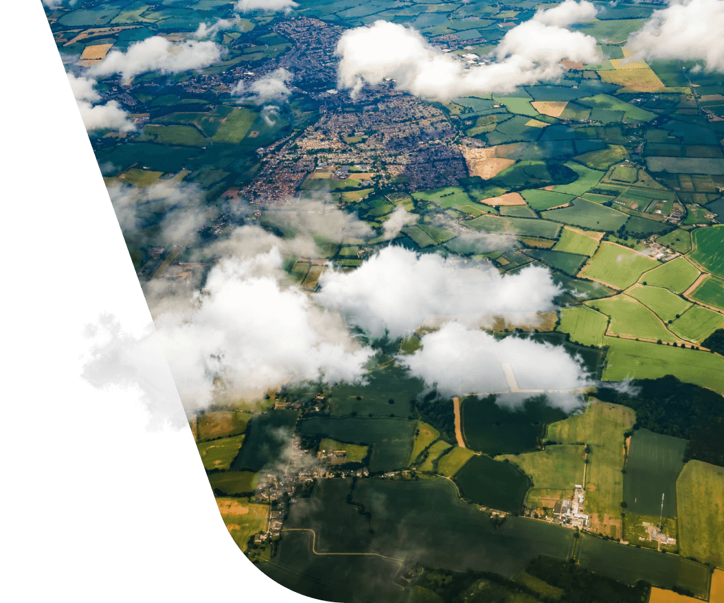 campos agrícolas bajo las nubes